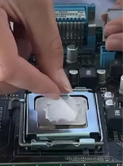 Spread the thermal paste evenly.